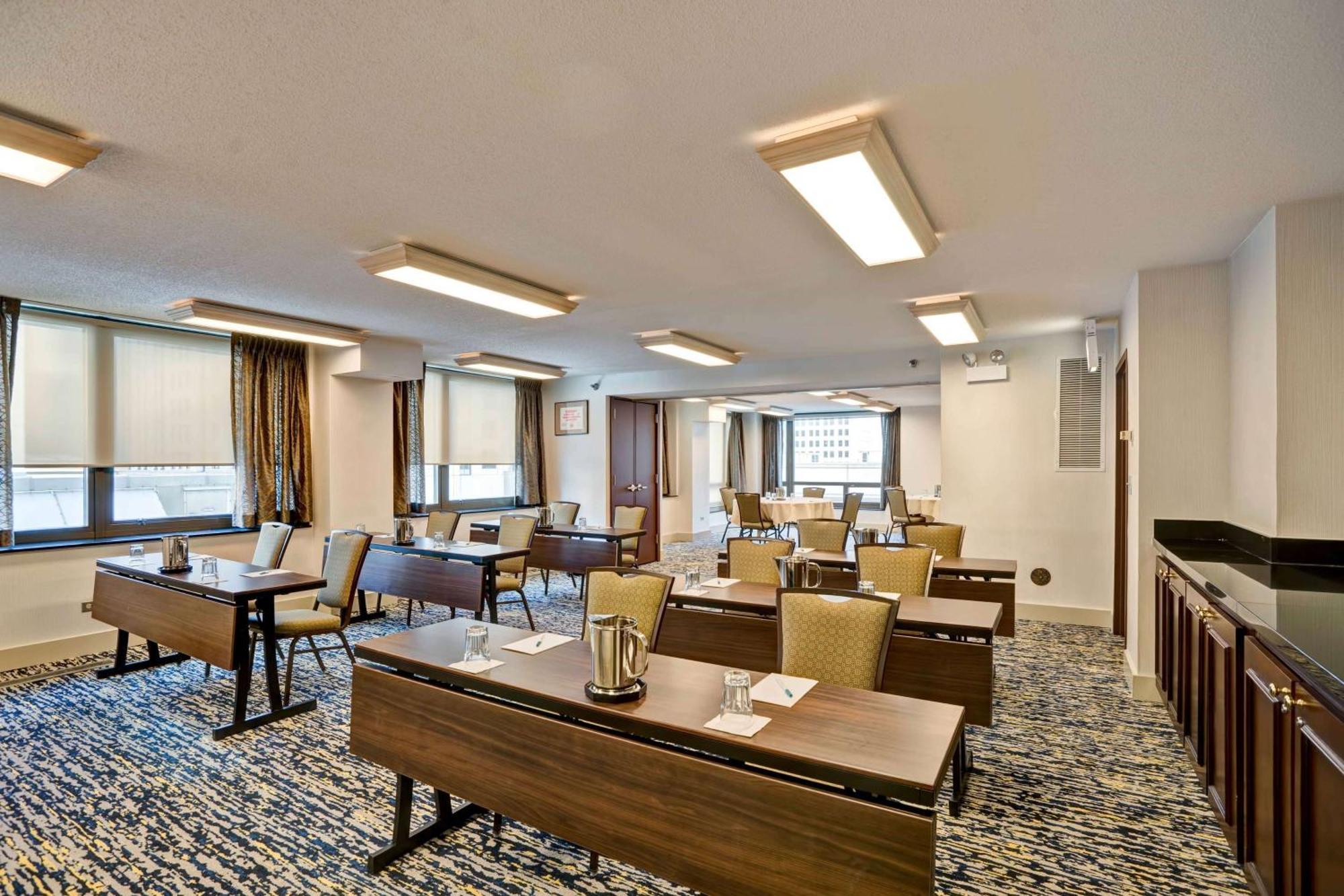 โฮมวูด สวีท บาย ฮิลตัน ชิคาโก-ดาวน์ทาวน์ Hotel ภายนอก รูปภาพ